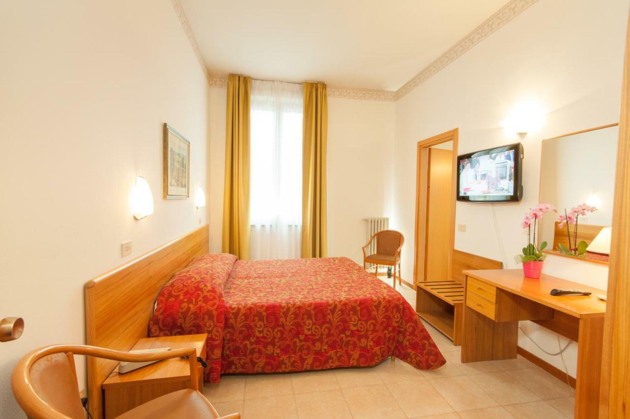 Albergo Vittoria ซัลโซมัจโจเรแตร์เม ภายนอก รูปภาพ